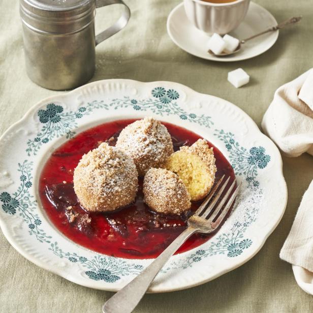 Topfenknödel mit Zwetschkenröster