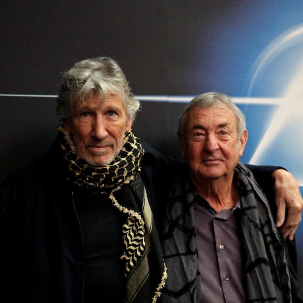 Roger Waters und Nick Mason posieren vor der Eröffnung der "The Pink Floyd Exhibition: Their Mortal Remains" im Macro Museum in Rom 2018