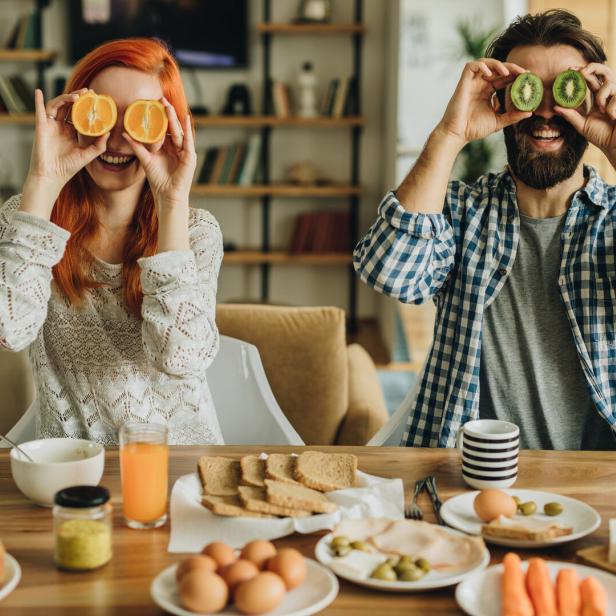 Mann und Frau beim Frühstück.