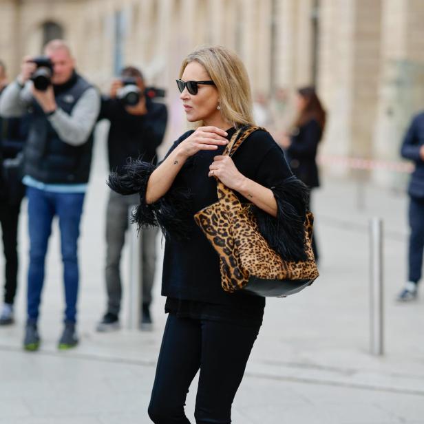 Kate Moss mit Leoprint-Tasche im September in Paris.