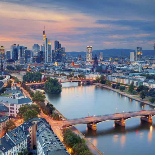 Zwanzig Brücken führen in Frankfurt über den Main. Ideal für Fotomotive!