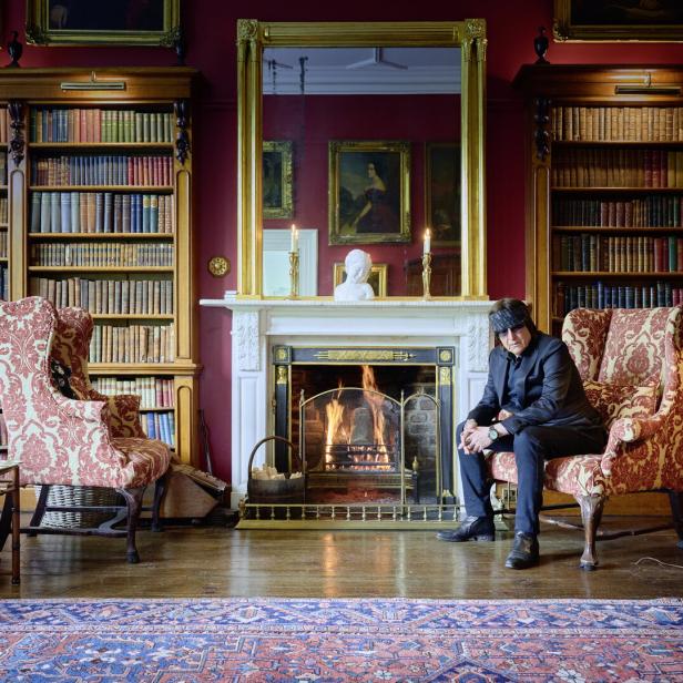 Gottfried Helnwein in der Bibliothek seiner Villa in Irland