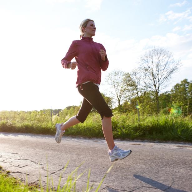 Junge Frau beim Joggen