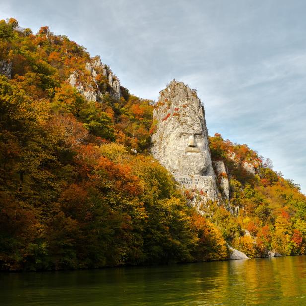 Das Relief des Dakerkönigs Decebalus (um 100 n. Chr.) ist mit 55 Metern die höchste Felsskulptur Europas und Highlight im Eisernen Tor. Dabei gibt es sie erst seit 2004