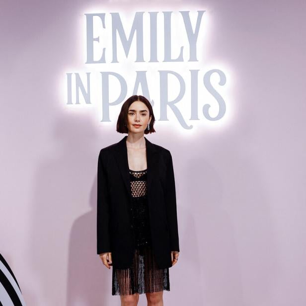 Lily Collins bewirbt die vierte Staffel von "Emily in Paris" in Paris. 