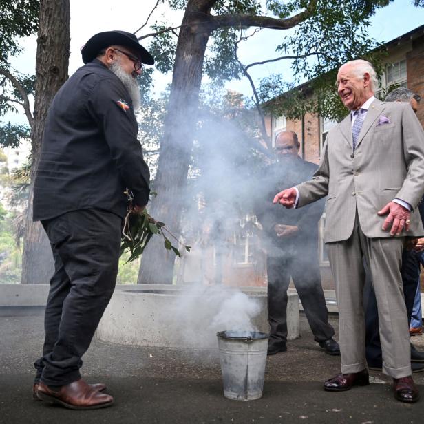 Charles bei Räucherzeremonie in Australien