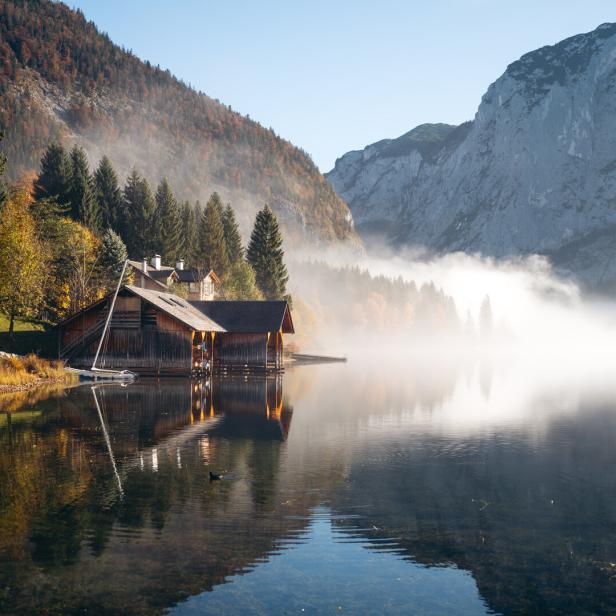 Nebelverhangene Herbstlandschaft in Bad Aussee am See