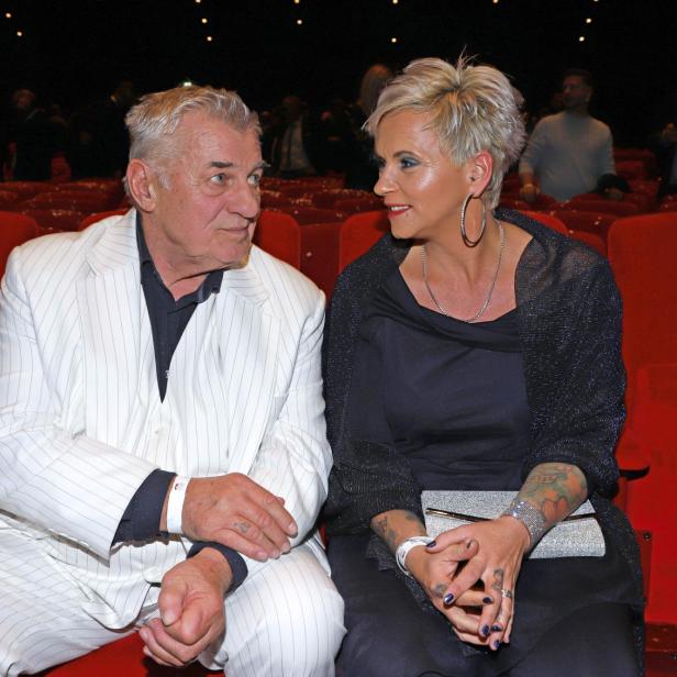 Heinz Hoenig mit seiner Frau Annika Kaersten-Hoenig im Publikum der "Die Eiskönigin"-Premiere 2021 in Hamburg