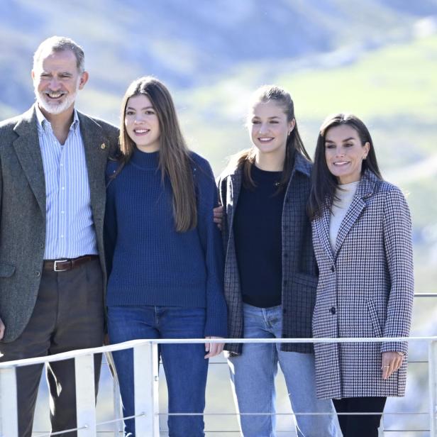 Die spanische Königsfamilie in legerer Kleidung