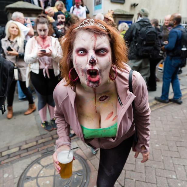 Eine Frau in vollem Kostüm macht beim Charity Zombie Walk in London mit. 