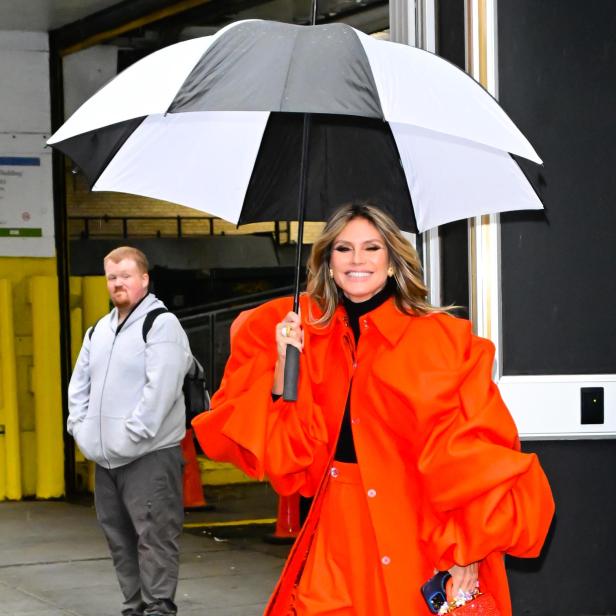 Heidi Klum in einem voluminösen, knallorangen Outfit am 29. Oktober 2024 in New York City.