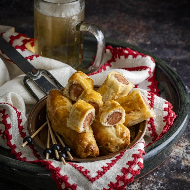 Käsekrainer im Blätterteig nach einem Rezept von Nini Nagele aus "Österreichische Tapas"