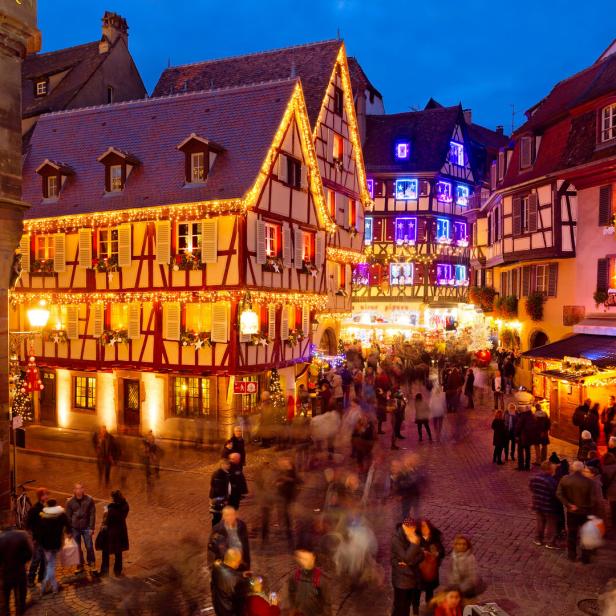 Weihnachtlich beleuchtete Fachwerkhäuser in Colmar im Elsass