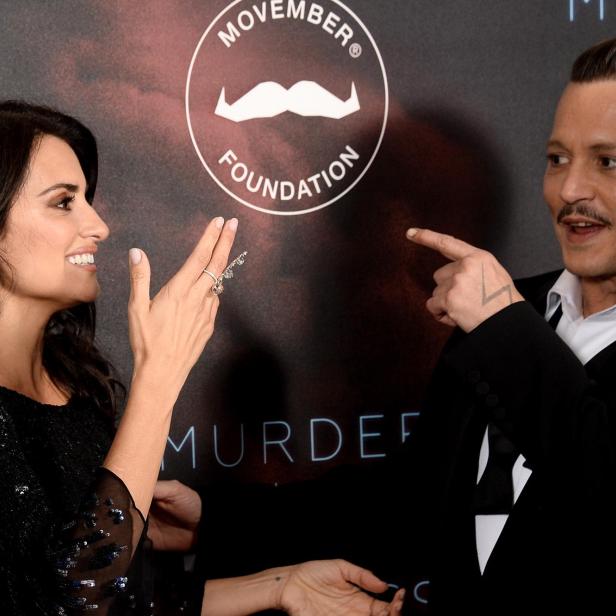 Penelope Cruz und Johnny Depp scherzen bei der Premiere von "Mord im Orientexpress" 2017 in London