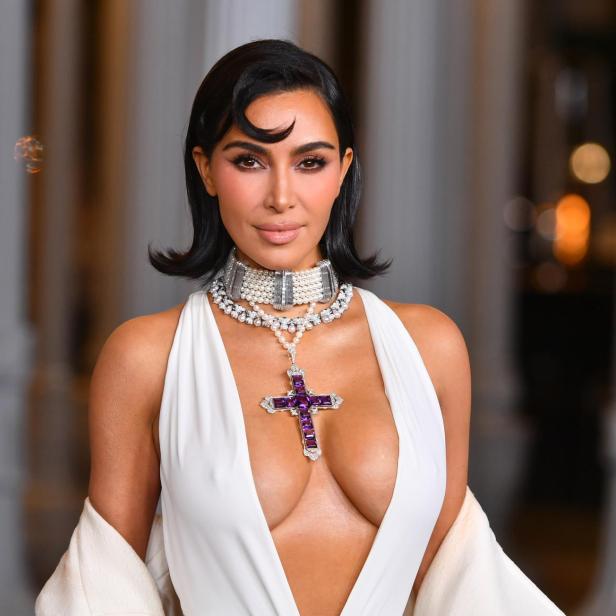 Kim Kardashian trägt einen Ausschnitt bis zum Bauchnabel und einen Kreuzanhänger der Lady Di gehörte zur   LACMA Art + Film Gala