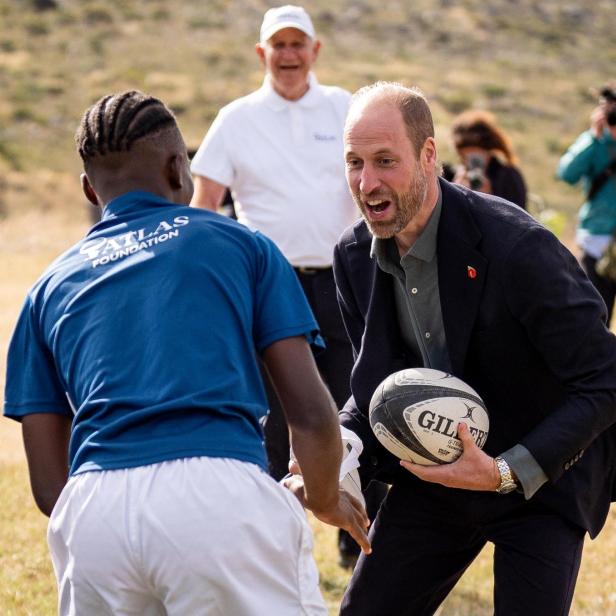 Prinz William nimmt bei seinem Besuch in Kapstadt an einem Rugby-Training der lokalen Schule teil. 