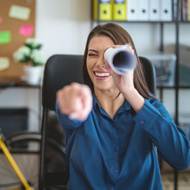 Junge Frau hat sichtlich Spaß in der Arbeit.