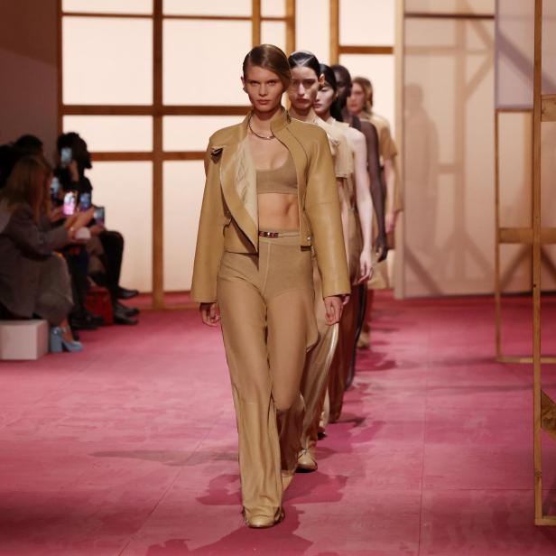 Die Hermes Collection für Spring-Summer 2025 auf der Fashion Week in Paris ist sehr beige in beige, oder, wie die Experten sagen: Camel