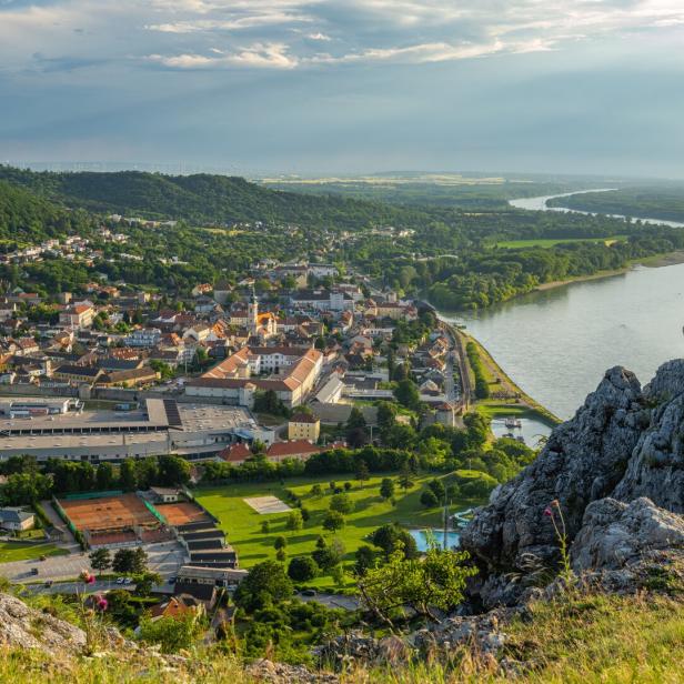 Hainburg liegt eingebettet zwischen Donau, Braunsberg und den Hainburger Bergen