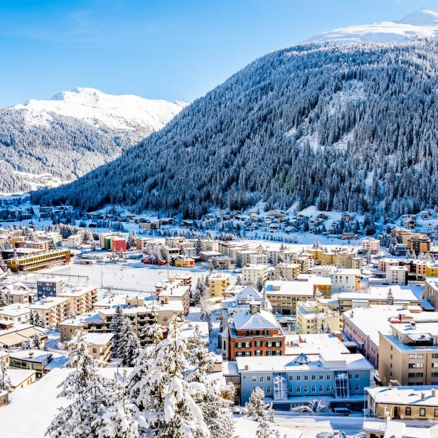 Davos, die höchstgelegene Stadt Europas, liegt auf 1.560 Meter Seehöhe. Von  Dezember bis Februar verwandelt sich das Sportstadion Davos in eine 4.500 m²  große Eislauffläche  