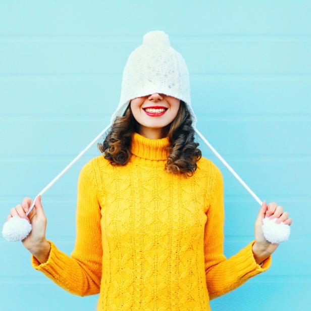 Frau in Strickpulli und Strickhaube