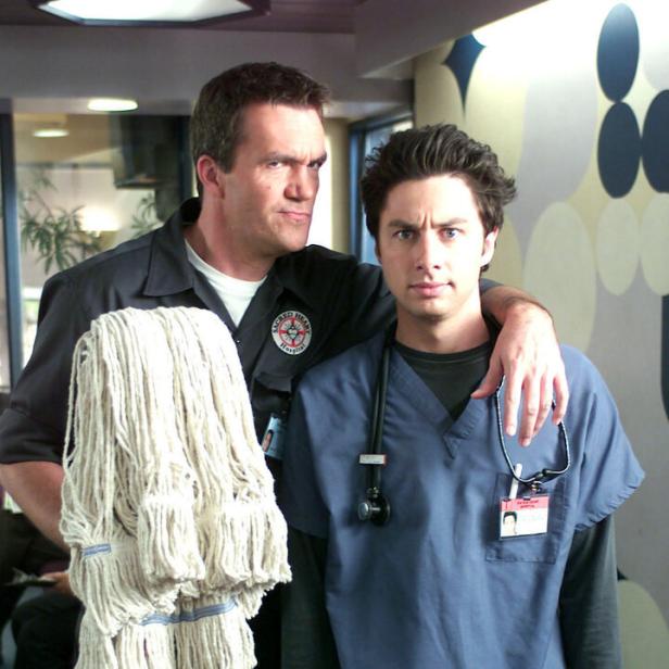 Scrubs schieb Serien-Geschichte. Im Bild: Der Hausmeister (Neil Flynn) und "J.D." Zach Braff