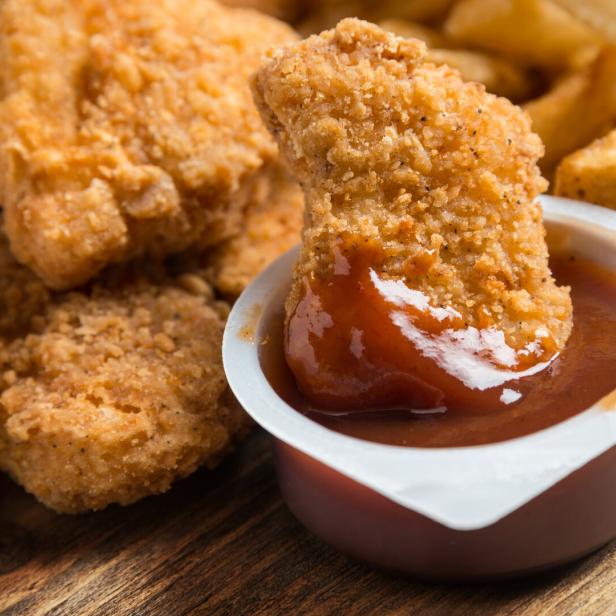 Chicken Nuggets mit BBQ-Sauce.