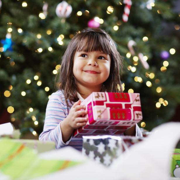 Kind freut sich über Weihnachtsgeschenke