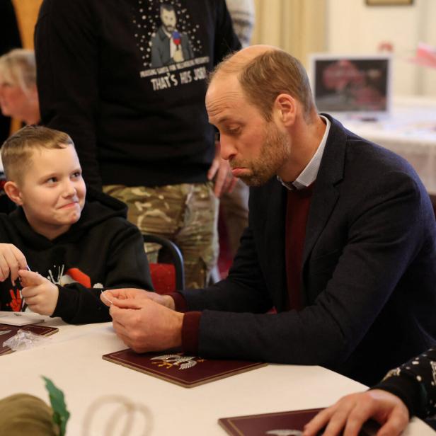 Ein Grimassen schneidender Prinz William besucht zu Weihnachten Soldaten und ihre Familien - und blödelt mit den Kindern