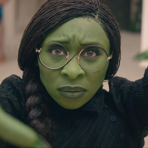 Cynthia Erivo als Hexe Elphaba, die aufgrund ihrer grünen Gesichtsfarbe ausgestoßen wird: "Wicked"