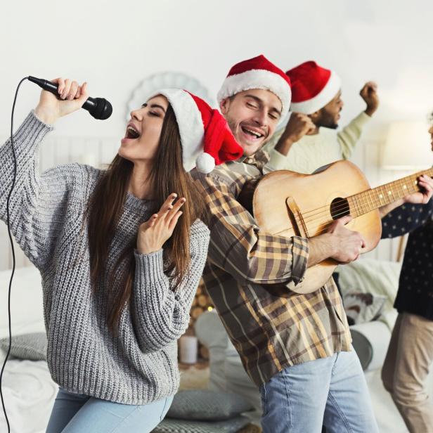 Frau und Mann singen zu Weihnachten