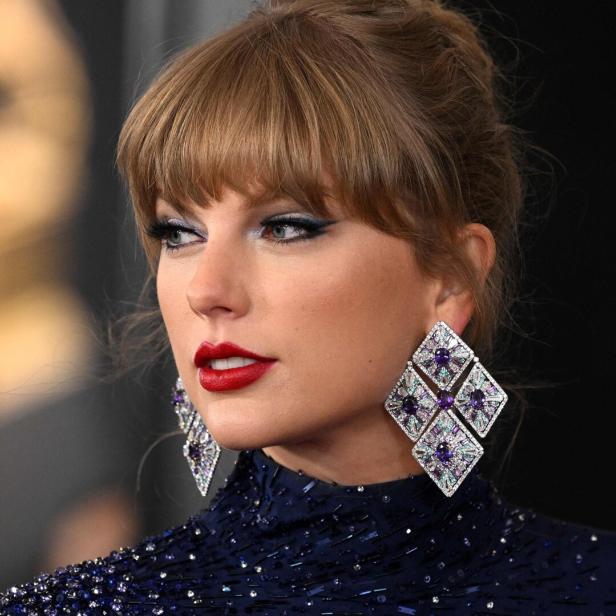 Taylor Swift mit Glitzer-Ohrringen