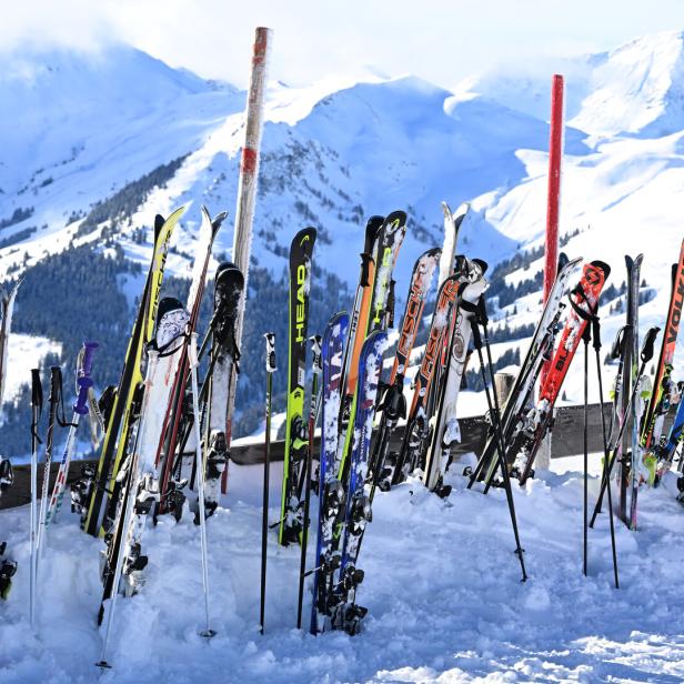 ++ THEMENBILD ++ WINTERSPORT / SKI / SKIFAHREN / TOURISMUS / FREIZEIT