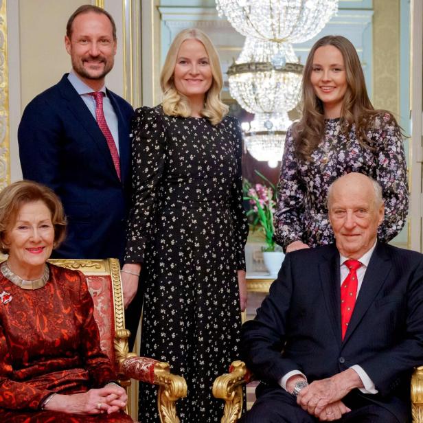 Norwegens Royals zu Weihnachten 2024: vorne: König Harald V. und Königin Sonja, dahinter Kronprinz Haakon, Kronprinzessin Mette-Marit und Prinzessin Ingrid Alexandra