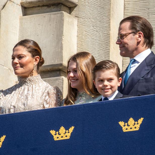 v.l.n.r.: Kronprinzessin Victoria von Schweden mit Prinzessin Estelle, Prinz Oscar und Kronprinz Daniel. 