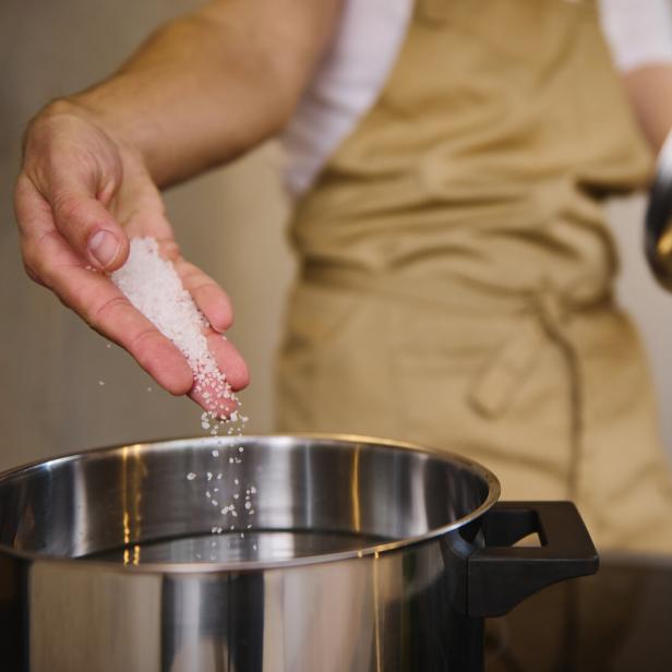 Wer zu viel Salz erwischt, kann etwa mit Milchprodukten neutralisieren