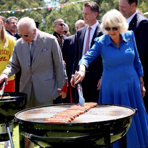 König Charles und Königin Camilla in Australien: Beim Besuch griffen die Royals zur Zange, um Würsteln zu Leibe zu rücken. 