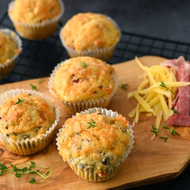 Pizza-Muffins mit Salami-Schinken-Füllung