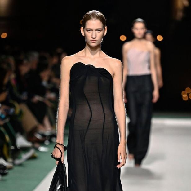 Model mit schwarzem schulterfreien Kleid von Victoria Beckham