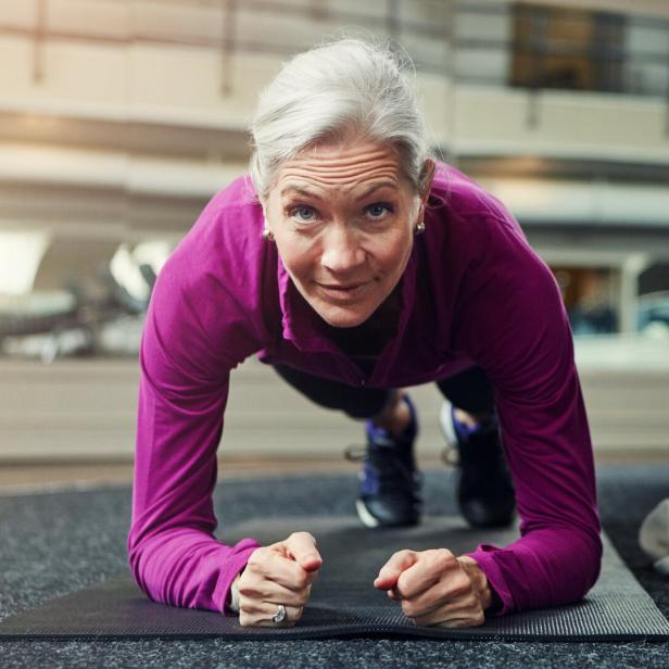 Frau trainiert im Fitness-Center