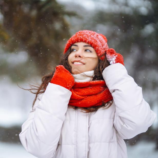 Frau mit Schal und Mantel beim winterlichen Spaziergang