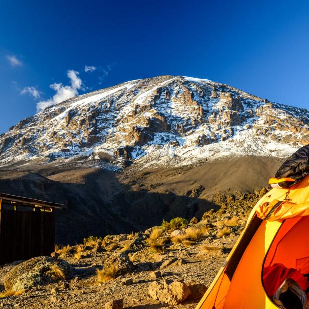 Mit 5.895 Metern ist der Uhuru Peak des Kilimandscharo der höchste Punkt Afrikas. Auf den meisten Kili-Routen übernachtet man in Zelten, nur auf der "Coca Cola"-Route in Hütten