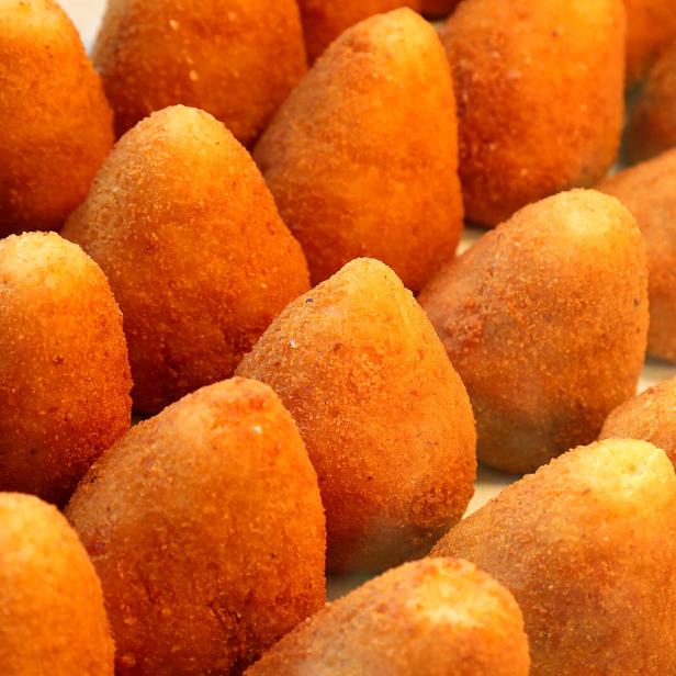 Außen knusprig frittiert, innen deftig und saftig: Arancini