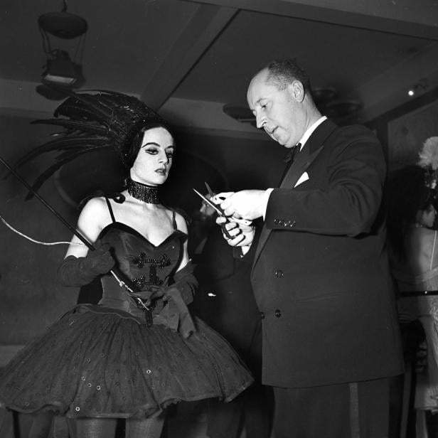 Christian Dior 1947 mit Tänzerin Nathalie Philippart - Er designte die Kostüme für das Ballett "13 Tänze" am Theater Champs-Elysees