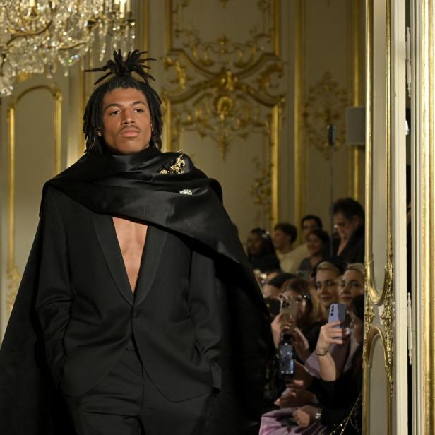 Mama Heidi Klum ist so stolz: Henry Günther Ademola Dashtu Samuel am Laufsteg der Lena Erziak Haute Couture Spring-Summer 2025 Show bei der Paris Fashion Week. 