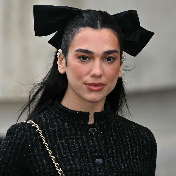 Dua Lipa ganz in schwarz bei der Chanel-Show in Paris