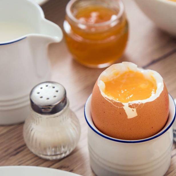 Wie lange ein Ei kochen sollte, hängt von verschiedenen Faktoren ab