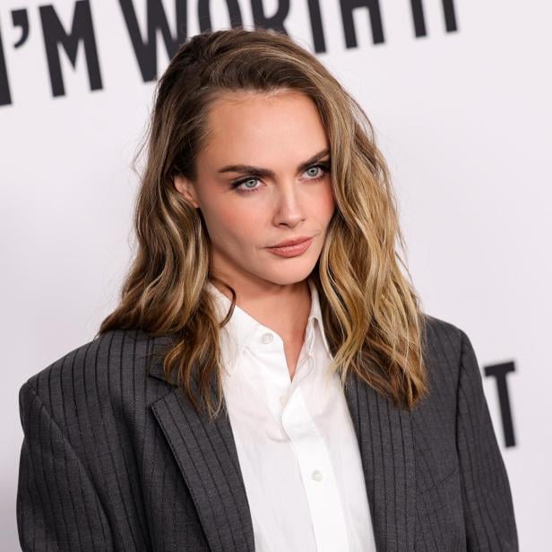 Cara Delevingne mit weißem Hemd und Oversize-Blazer bei der 'Oréal Paris Women Of Worth Celebration im November 2024 in Hollywood