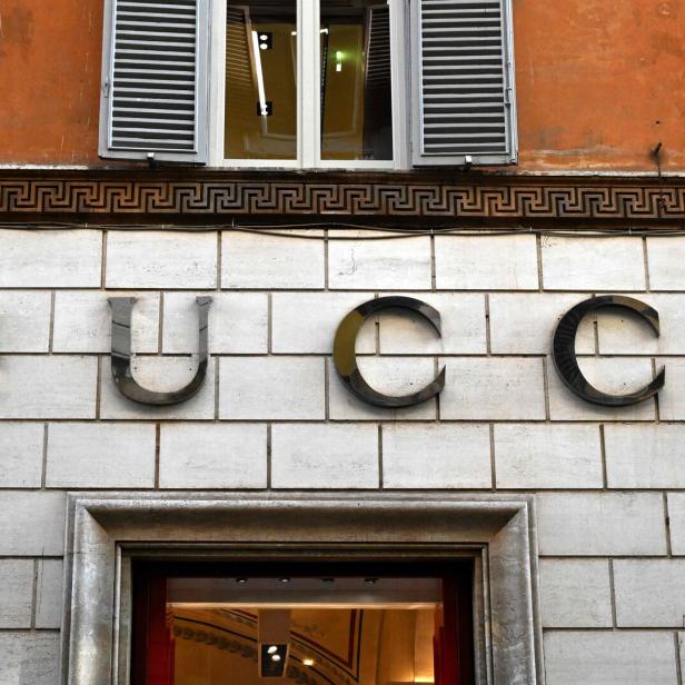 Die Fassade eines Gucci-Geschäfts mit dem Markennamen in großen Buchstaben.