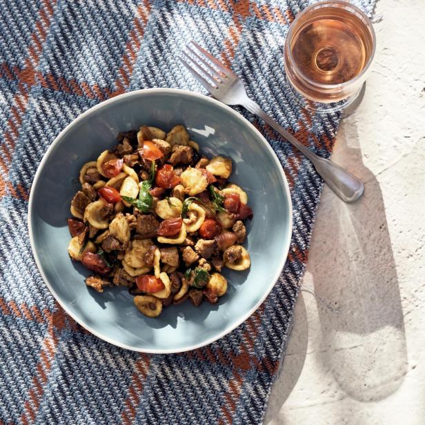 Pasta mit Lammragù, Tomaten und Rucola